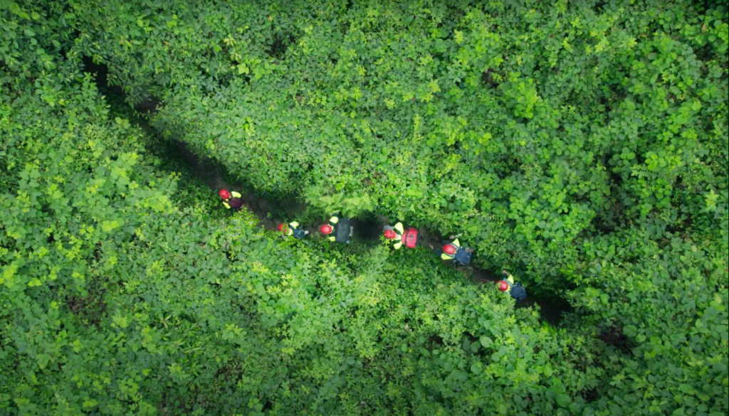 Tour trekking Hang E và khám phá Thung Lũng Sinh Tồn 1 Tour Trekking Hang E và Khám Phá Thung Lũng Sinh Tồn