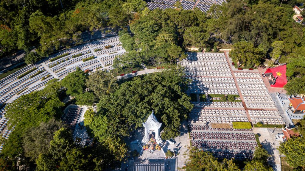 Tour thăm lại chiến trường xưa Quảng Trị từ Đồng Hới 2 Nghĩa trang Trường Sơn
